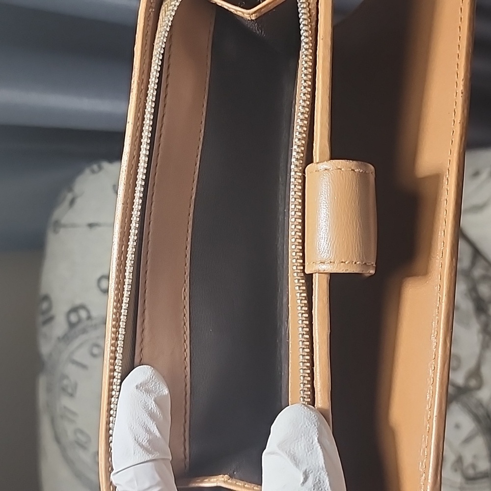 Authentic Gucci Brown Monogram Women's Wallet Light Corner Rub - Picture 4 of 7